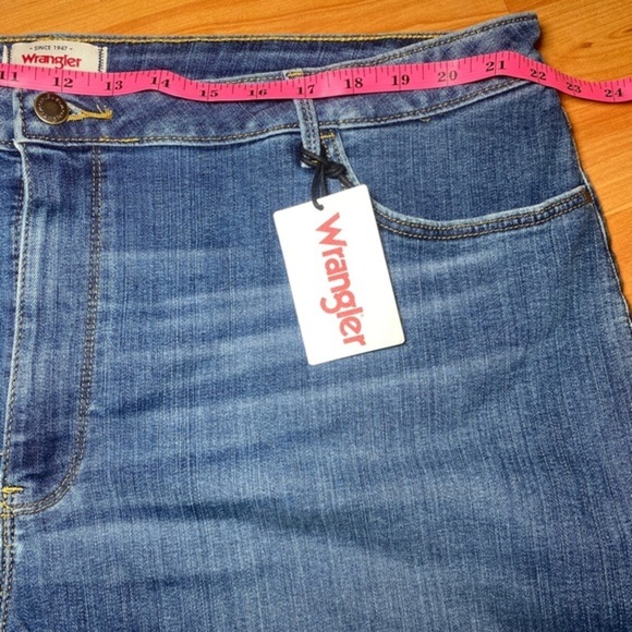 WRANGLER Women's 4" Rolled Jean Short size‎ 24W - Picture 8 of 10